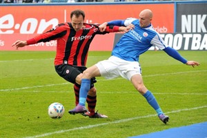 Freddy Borg (Hansa Rostock) im Duell mit Gordon Schildenfeld (Eintracht Frankfurt) Freddy Borg (Hansa Rostock) im Duell mit Gordon Schildenfeld (Eintracht Frankfurt)