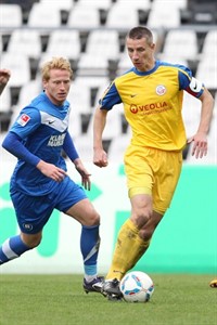 Marek Mintal (Hansa Rostock) geht an Steffen Haas (Karlsruher SC) vorbei