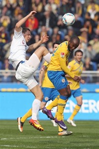 Robert Müller (Hansa Rostock) im Zweikampf mit Domi Kumbela (Eintracht Braunschweig) Robert Müller (Hansa Rostock) im Zweikampf mit Domi Kumbela (Eintracht Braunschweig)