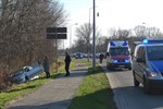 Pkw kollidiert auf der Stadtautobahn mit Lichtmast