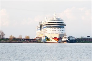 Die AIDAmar während der Emsüberfuehrung Die AIDAmar während der Emsüberfuehrung