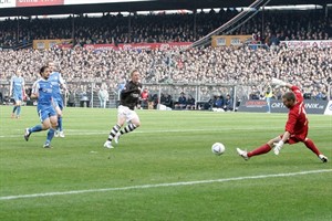 Zwei Mal konnte Marius Ebbers (St. Pauli) Hansa-Keeper Jörg Hahnel überwinden