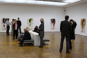 Bilder von Kreuzen aus Pappe bei der Eröffnung der Ausstellung in der Kunsthalle