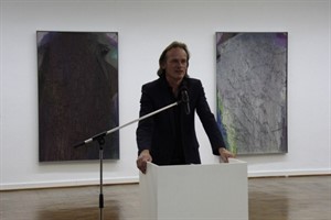 Jörg-Uwe Neumann vor den Bildern von Arnulf Rainer