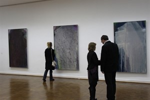 Besucher vor den Bildern von Arnulf Rainer