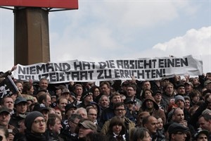 „Niemand hat die Absicht, einen Polizeistaat zu errichten!“ – Pauli-Fans protestieren gegen den Ausschluss der Hansa-Anhänger