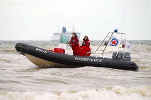 Rostocker Rettungsschwimmer patrouillieren mit „Wotan“ am Strand von Warnemünde
