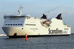 Scandlines-Fähre stößt im Rostocker Hafen gegen Kaimauer