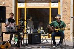 Schurschn mit unkonventioneller und spontaner Verstärkung einer Unbekannten an den Drums vor dem Musikkontor in der Langen Straße