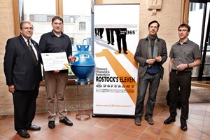Rektor Prof. Wolfgang Schareck mit den Preisträgern (v.l.): Marc Simon Weltersbach, Bernd Kaifler und Hanno Depner Rektor Prof. Wolfgang Schareck mit den Preisträgern (v.l.): Marc Simon Weltersbach, Bernd Kaifler und Hanno Depner