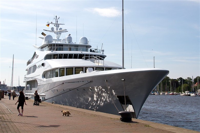 Luxusyacht "Samar" im Stadthafen Die Luxusyacht Samar hat im Stadthafen Rostock festgemacht