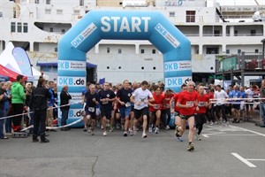 Der Start des 3. Rostocker Firmenlaufes 2012 Der Start des 3. Rostocker Firmenlaufes 2012