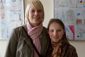 Theaterbesucher Vivien Sophie und ihre Mutter Theaterbesucher Vivien Sophie und ihre Mutter
