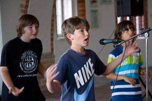 Im Rathaus tanzen Lucio, Maxi und Benjamin bei der Fête la Musique