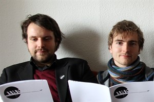 Martin Badenhoop und Martin Stegner stellen am 27. Juli 2012 ihren Lyrikband „Die Vorhaut des Kapitals“ im Peter-Weiss-Haus vor