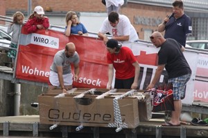 Das Boot der Piranhas wird zu Wasser gelassen