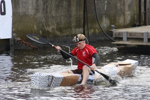 „Die Rennis“ mit ihrer Poolnudel