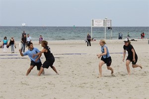 Ultimate Frisbee auf dem Ostseestrand