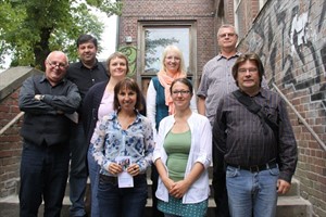 Oben von links: Florian Rieger (Weiland), Martin Reimer (Uwe-Johnson-Gesellschaft), Carmen Hamann (buch...bar), juliane Holtz (Risse), Reiner Mnich (Literaturhaus Rostock). Unten von links: Christiane Gietzel (Stadtbibliothek), Doreen Katzberg (Literaturhaus Rostock) und Manfred Keiper (andere buchhandlung)