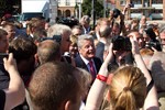 Bundespräsident Joachim Gauck beim Bad in der Menschenmenge zwischen Marienkirche und Rathaus