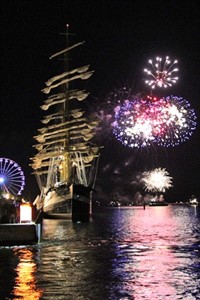 Feuerwerk hinter der Kruzenshtern in Warnemünde