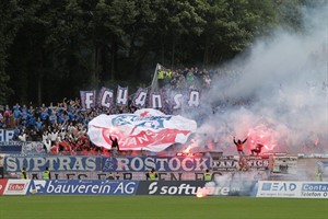 Hansa Rostock vs. SV Darmstadt 98 - Bengalos im Gästeblock Hansa Rostock vs. SV Darmstadt 98 - Bengalos im Gästeblock