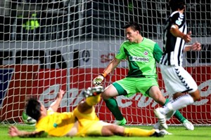 Hansa-Keeper Kevin Müller macht beim Freistoß zum 2:0 keine gute Figur