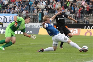 Hansa Rostock - SV Darmstadt 98: Ein Missverständnis zwischen Rick Geenen und Kevin Müller bringt die Lilien in Führung Hansa Rostock - SV Darmstadt 98: Ein Missverständnis zwischen Rick Geenen und Kevin Müller bringt die Lilien in Führung