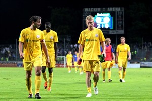 Hansa Rostock - Wacker Burghausen: Sebastian Pelzer, Noёl Alexandre Mendy und Leonhard Haas nach der 0:2-Niederlage