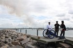 Hanse Sail 2012 - Schiffe mit Kanonenschüssen begrüßt