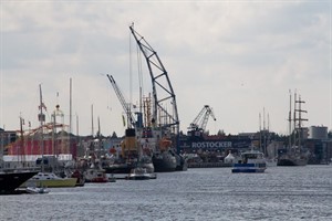 Blick auf den Stadthafen. Die Hanse Sail 2012 kündigt sich an.