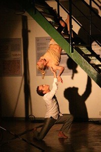 Die Tänzer klettern wie Artisten an der Treppe Die Tänzer klettern wie Artisten an der Treppe