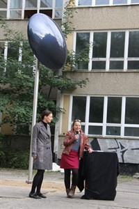 Die Skulptur „In Transition“ vom Monika Gora (rechts) wird während der Sanierungsarbeiten demontiert, später aber wieder aufgestellt