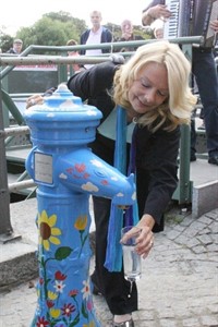 Gesine Strohmeyer zapft das erste frische Wasser