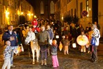 Kinder erobern mit Laternen und Taschenlampen die Nacht