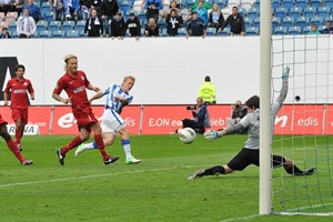Neuzugang Leonhard Haas (Hansa Rostock) scheitert knapp an Wehen-Keeper Michael Gurski Neuzugang Leonhard Haas (Hansa Rostock) scheitert knapp an Wehen-Keeper Michael Gurski