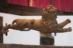 Skulptur im Holzbaumhaus