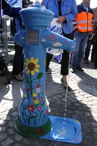 Der Trinkwasserbrunnen "Lütt Pütt" in Warnemünde im Einsatz