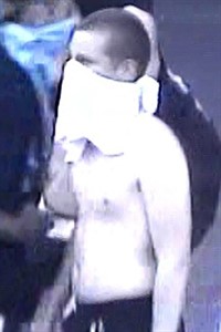 Nach den Ausschreitungen im Anschluss an das Fußballspiel zwischen Hansa Rostock und Kaiserslautern fahndet die Polizei nach zwei Verdächtigen Nach den Ausschreitungen im Anschluss an das Fußballspiel zwischen Hansa Rostock und Kaiserslautern fahndet die Polizei nach zwei Verdächtigen