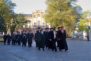 Der Universitätsrektor Professor Dr. Wolfgang Schareck führt den Festumzug der Dekane der Fakultäten und des akademischen Senats zur Marienkirche, wo die Universität 1419 gegründet wurde und jedes Jahr zu Beginn des Weintersemesters die feierliche Immatrikulation stattfindet.