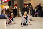 Kinder tanzen zum Karneval