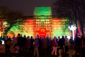 In diesem Jahr endlich wieder ohne Gerüst: Das Hauptgebäude der Universität bei der Lichtwoche 2011