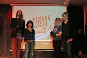 Die Teilnehmer des zweiten Rostocker Science Slams: Pascal Zurek, Pantea Bashi, Isabella Kratzer und Gerald Bieber Die Teilnehmer des zweiten Rostocker Science Slams: Pascal Zurek, Pantea Bashi, Isabella Kratzer und Gerald Bieber