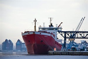 Frachtschiff Carina im Stadthafen Rostock