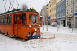 Winter hat Rostock fest im Griff: Schnee auf Straßen und Gleisen