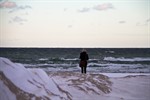 Einsame Strandspaziergängerin am winterlichen Strand von Warnemünde