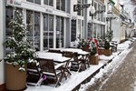 Straßencafé am Alten Strom mit weißer Tischdecke