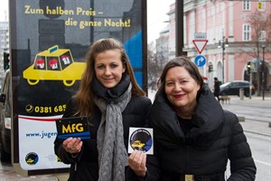 Projektleiterin Franziska Nagorny und Senatorin für Jugend und Gesundheit Dr. Liane Melzer starten die Werbekampagne, um Jugendliche und ihre Eltern auf das Jugendtaxi hinzuweisen