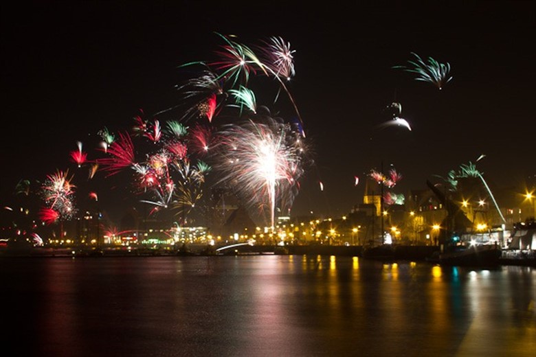 Feuerwerk zum Jahreswechsel 2012/2013 im Rostocker Stadthafen Feuerwerk zum Jahreswechsel 2012/2013 im Rostocker Stadthafen