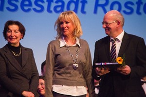 Dietlinde Springsklee wurde nicht als Sportlerin, Sportlermutter oder Übungsleiterin geehrt, sondern weil sie als Tagesmutti die Kinder zum Sport begleitet Dietlinde Springsklee wurde nicht als Sportlerin, Sportlermutter oder Übungsleiterin geehrt, sondern weil sie als Tagesmutti die Kinder zum Sport begleitet